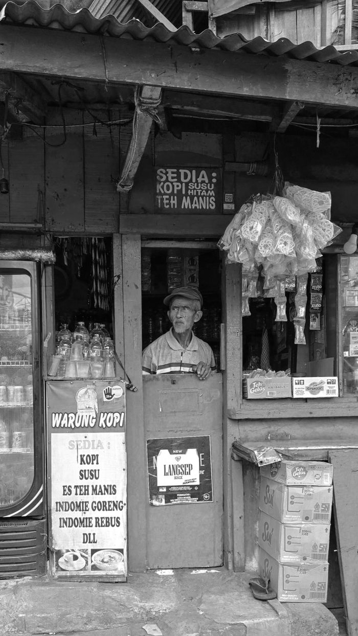 The Art of Drawing Readers In: Your attractive post title goes here Black and white photo of an Indonesian street food vendor in a traditional warung.